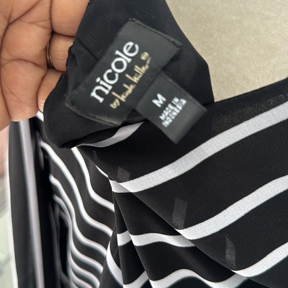 Nicole Miller Top Cold Shoulder Tops Black and White Tops Size Medium - Picture 7 of 7